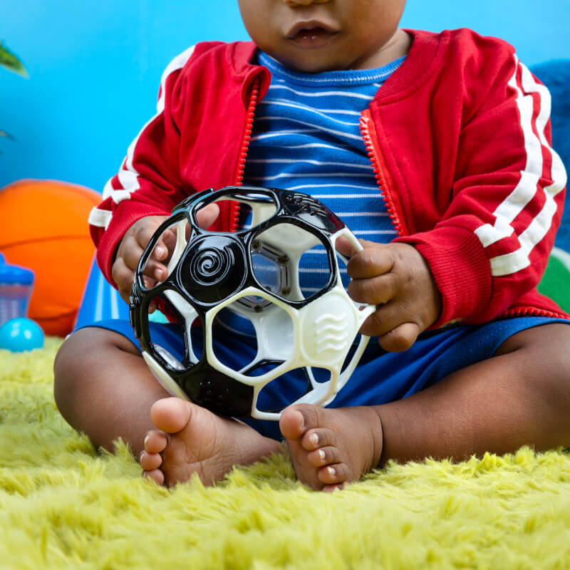 Bright Starts™ Oball™ 抓握式球門搖鈴球 - 黑/白