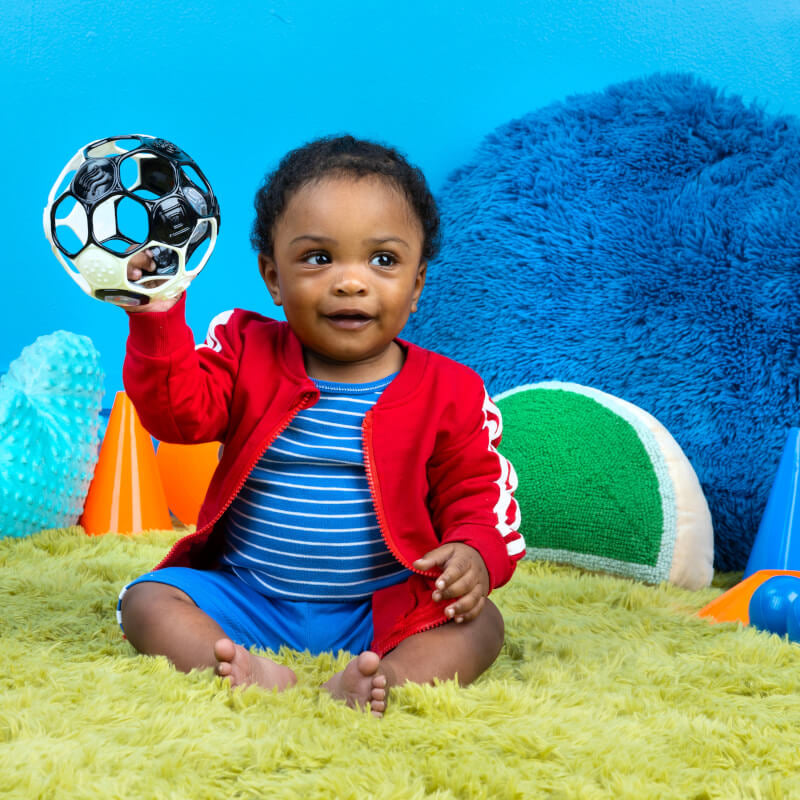 Bright Starts™ Oball™ 抓握式球門搖鈴球 - 黑/白