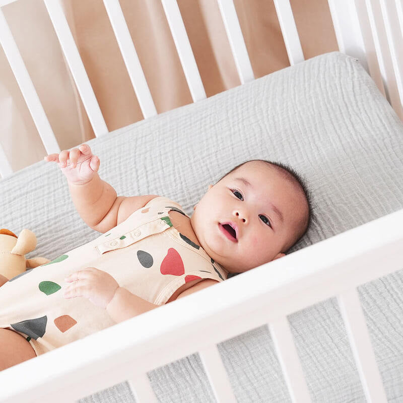 Little Hushies The Little Organic Crib Sheet™ 140x70cm (1-Pack) - Dewdrops Grey