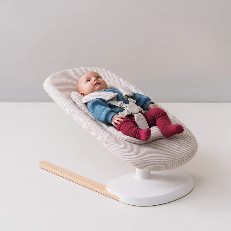 Stokke® Yoga™ 嬰兒搖椅與鞦韆 - 淺沙色