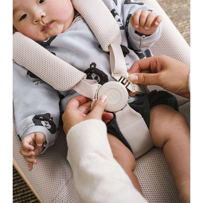 Stokke® Yoga™ 嬰兒搖椅與鞦韆 - 淺沙色