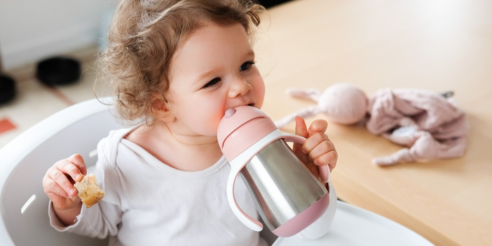 Sippy Cups & Bottles: Choosing the Best One for Your Baby
