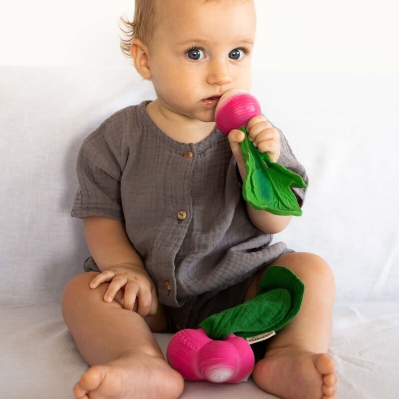 Oli&Carol 2-in-1 Teether & Muslin - Ramona the Radish