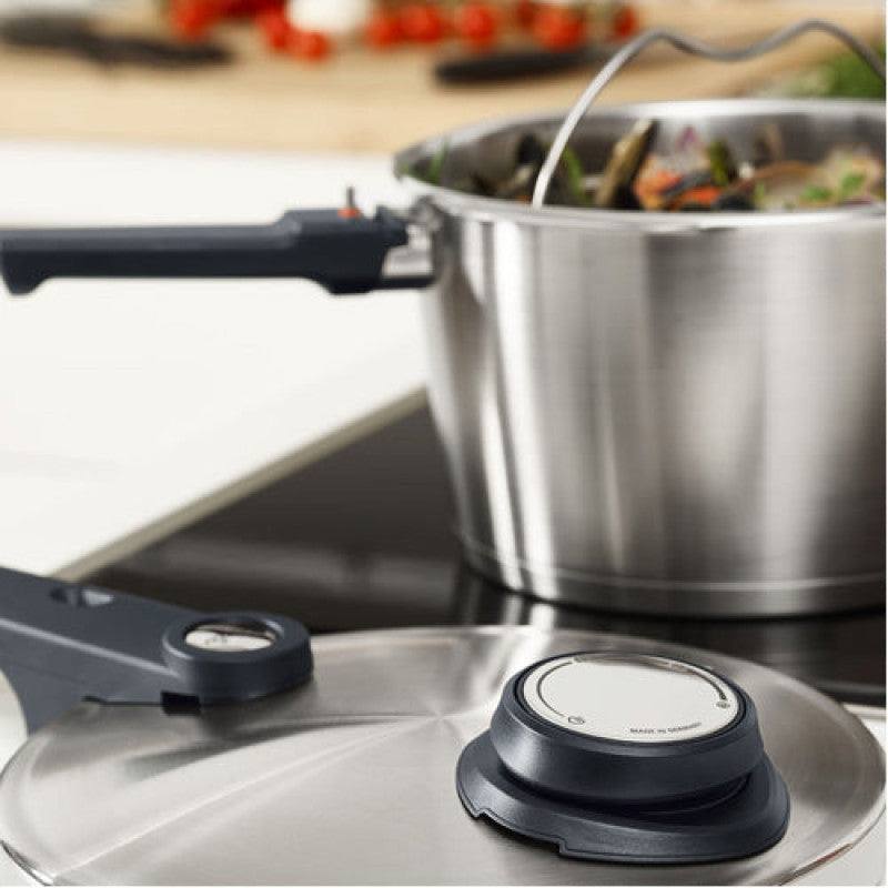 Fissler Vitavit Premium Pressure Cooker W/Steamer Insert&Tripod 26cm/8l