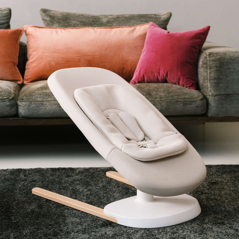 Stokke® Yoga™ 嬰兒搖椅與鞦韆 - 淺沙色