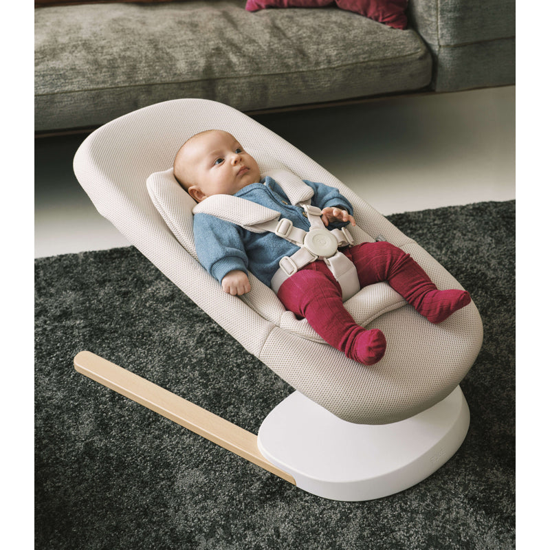 Stokke® Yoga™ 嬰兒搖椅與鞦韆 - 淺沙色